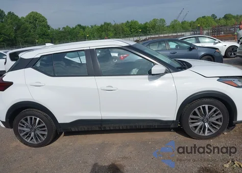 2021 Nissan Kicks Sv Xtronic Cvt z USA, uszkodzony, nr VIN 3N1CP5CVXML501079